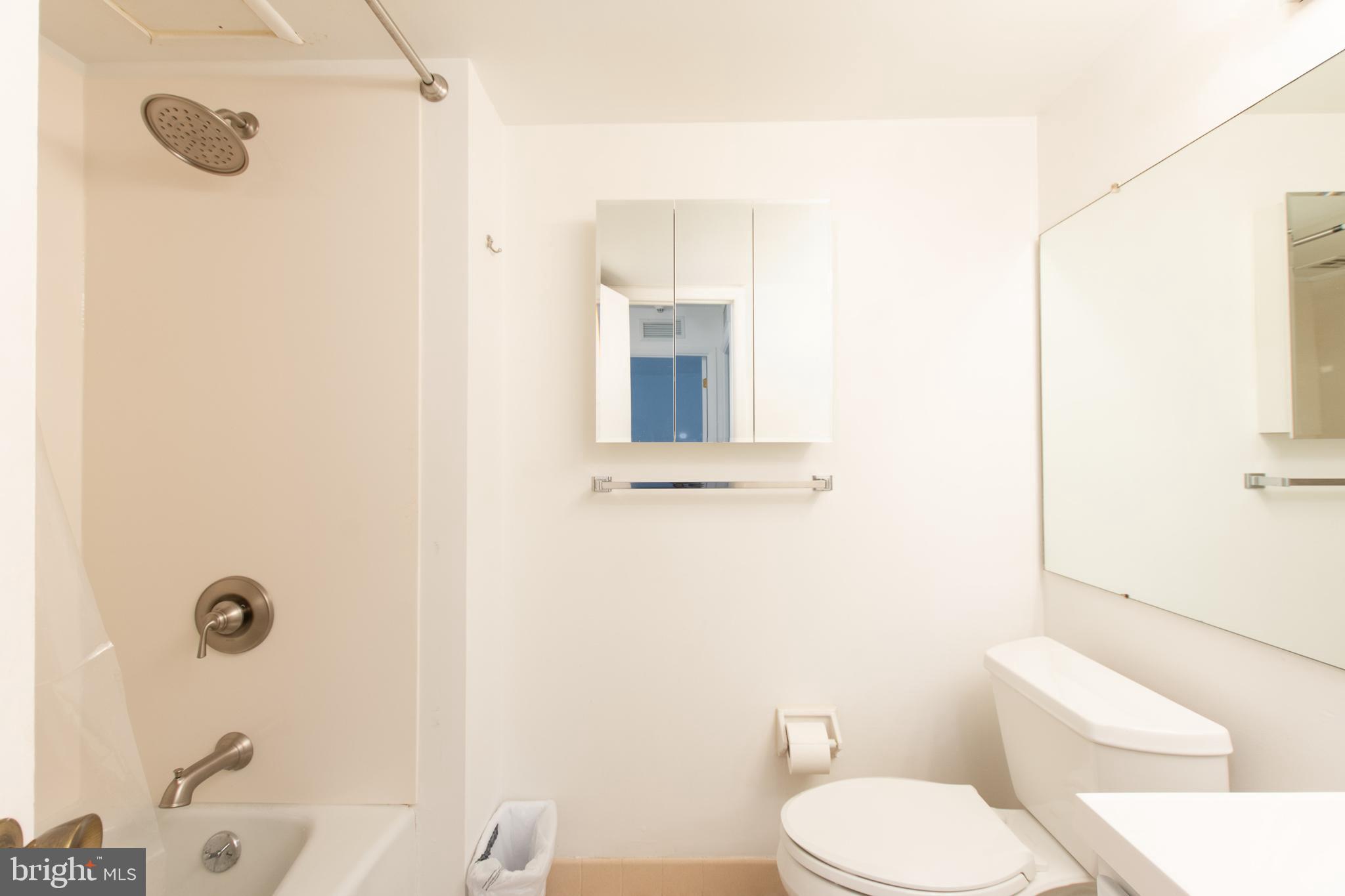 2016 Naamans Road, Unit C9 Wilmington, DE 19810 - Photo 16 of 18 Full hall bath