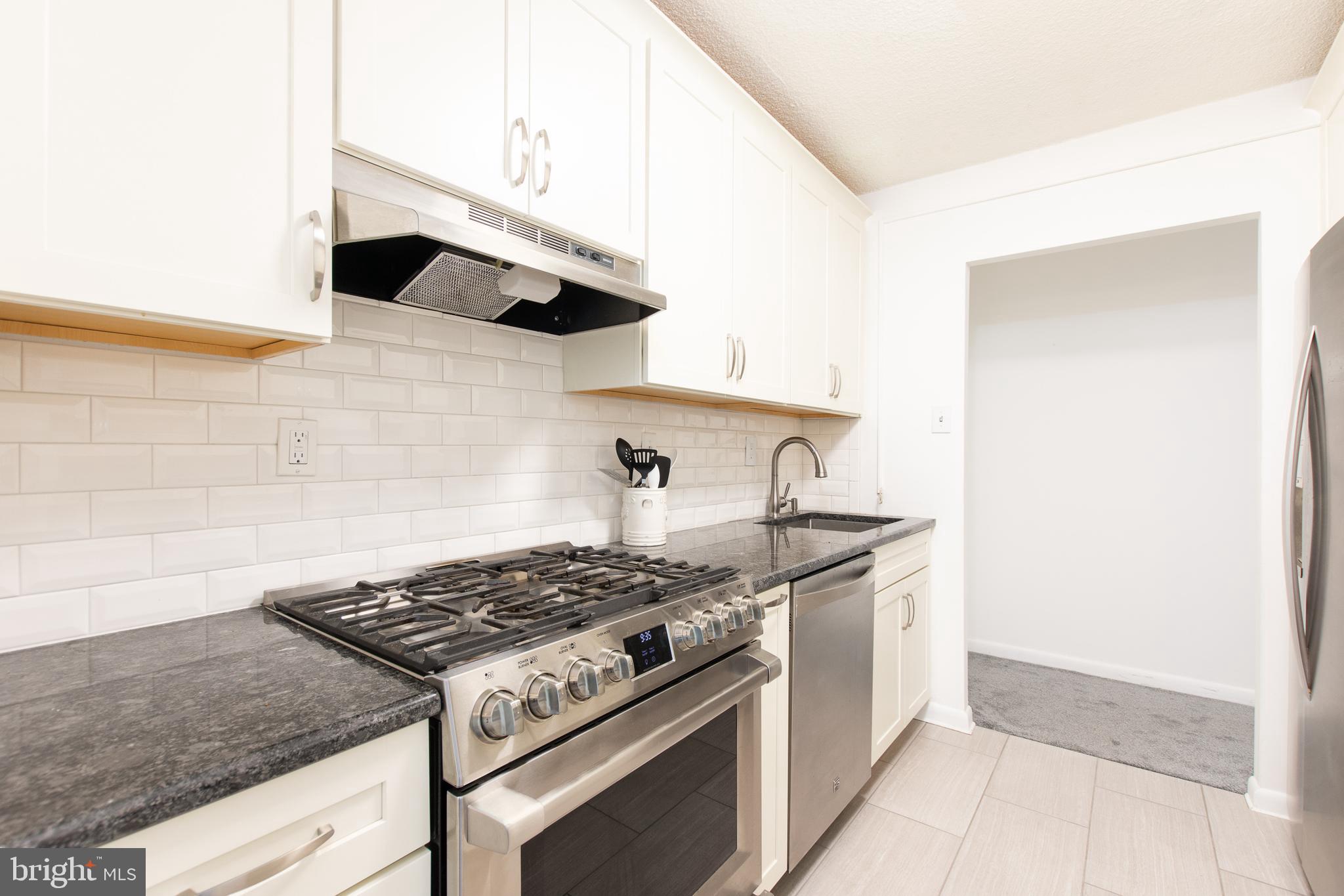 2016 Naamans Road, Unit C9 Wilmington, DE 19810 - Photo 10 of 18 Gas cooking