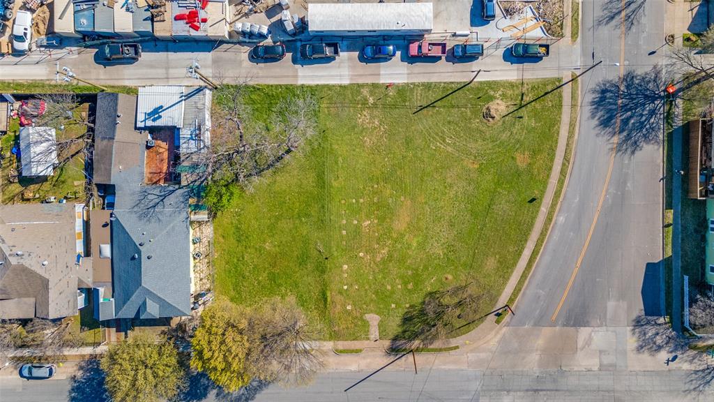 536 West 7th Street Dallas, TX 75208 - Photo 2 of 8 a utility room with multiple dryer and plants