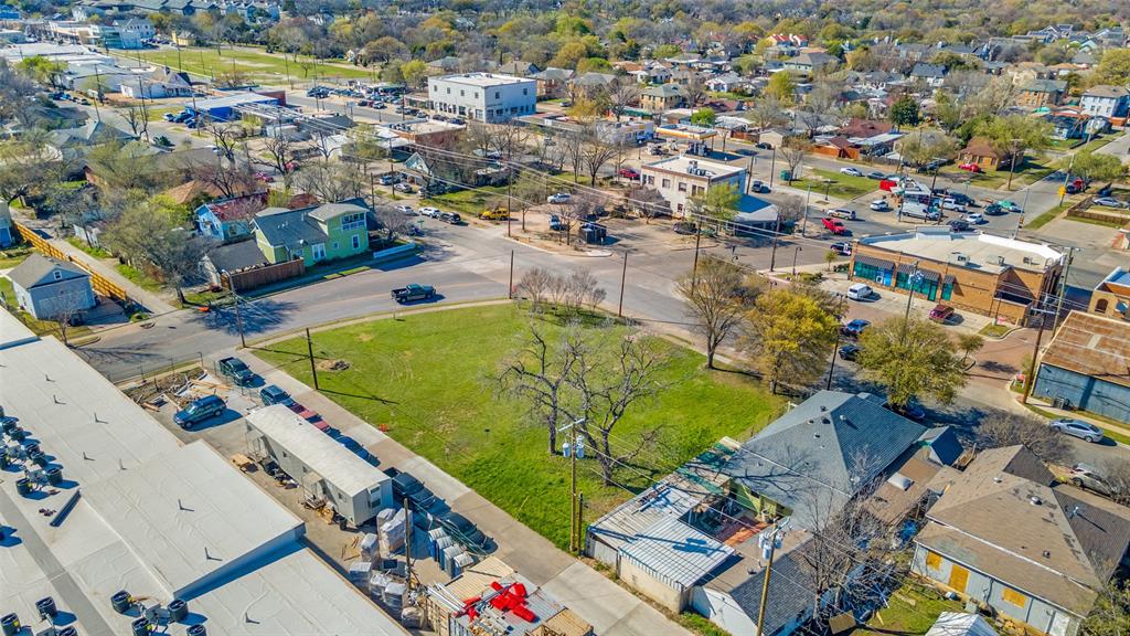536 West 7th Street Dallas, TX 75208 - Photo 3 of 8 an aerial view of a pool patio swimming pool and outdoor seating