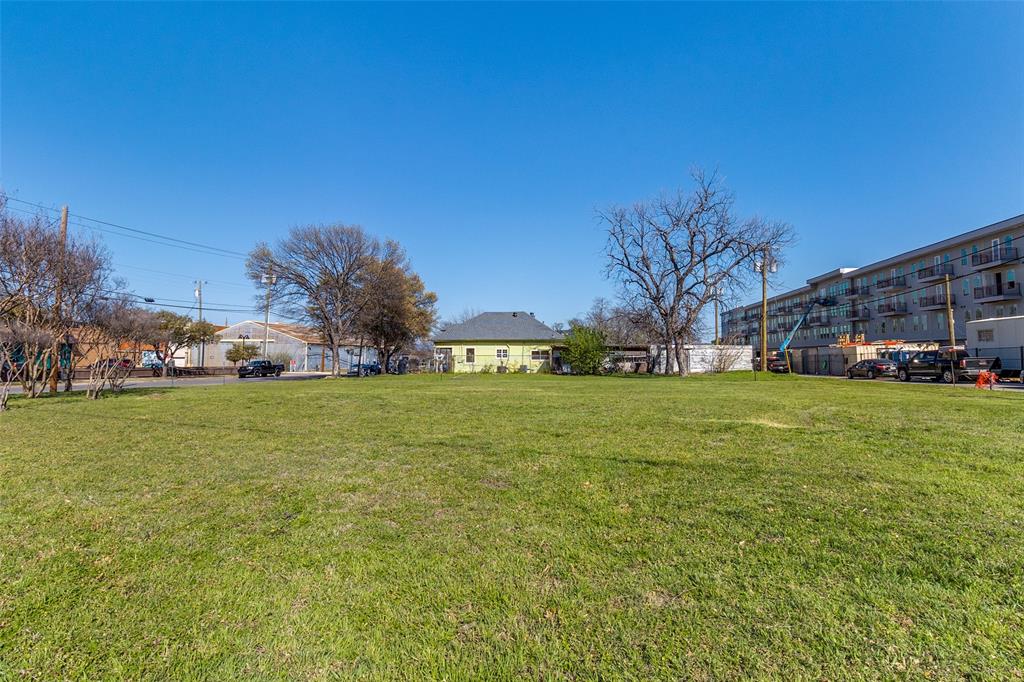 536 West 7th Street Dallas, TX 75208 - Photo 7 of 8 a view of building with outdoor space