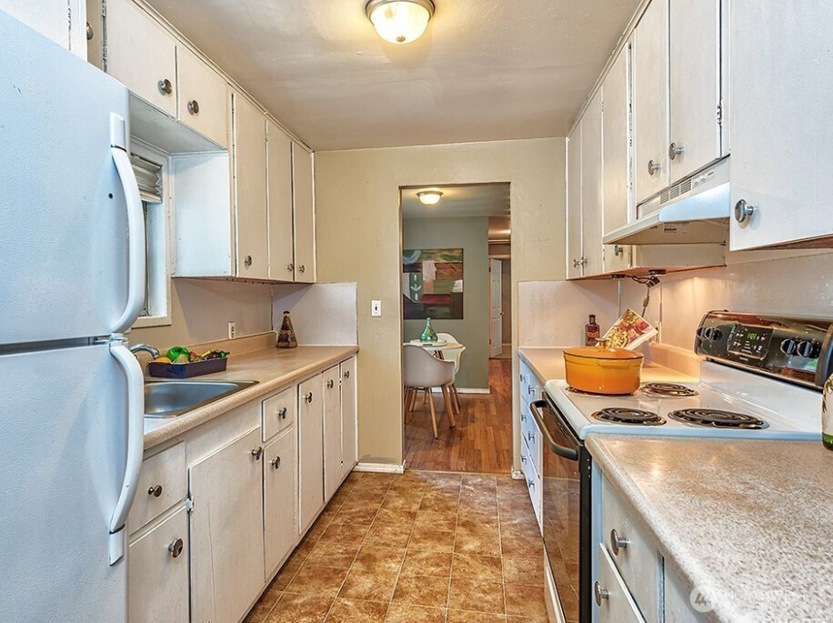 22910 Edmonds Way Edmonds, WA 98020 - Photo 3 of 23