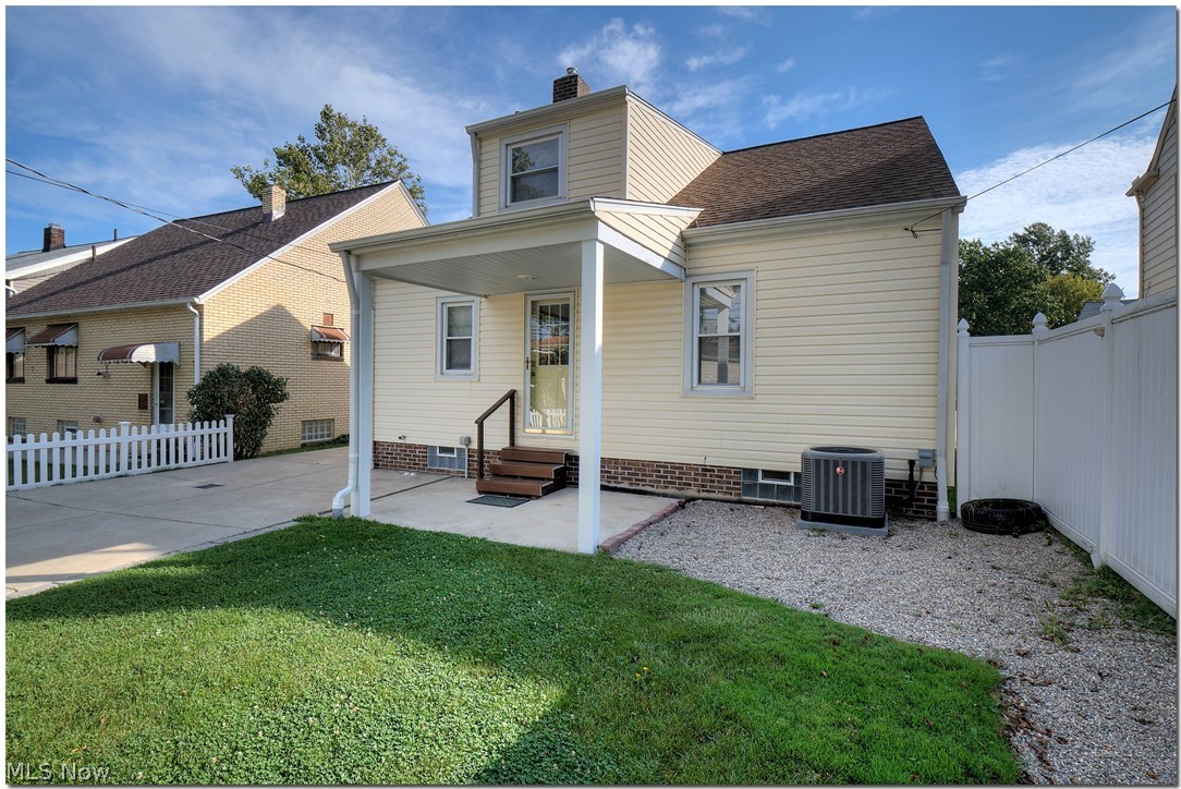6104 Manchester Road Parma, OH 44129 - Photo 4 of 34