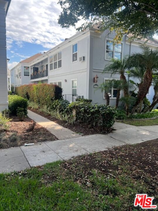 a view of a back yard