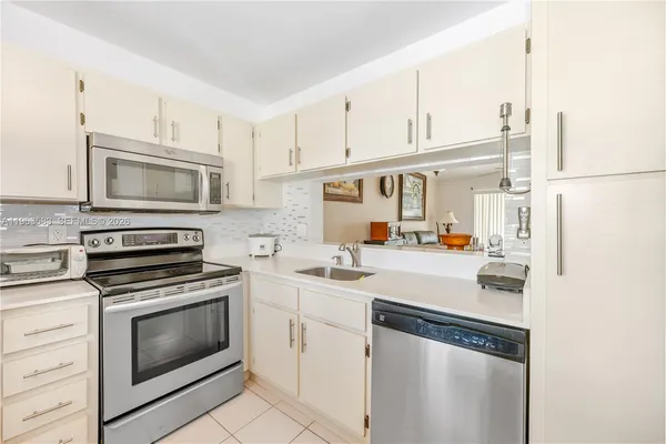 $205,000 | 5560 Lakeside Drive, Unit 204, Margate, FL 33063