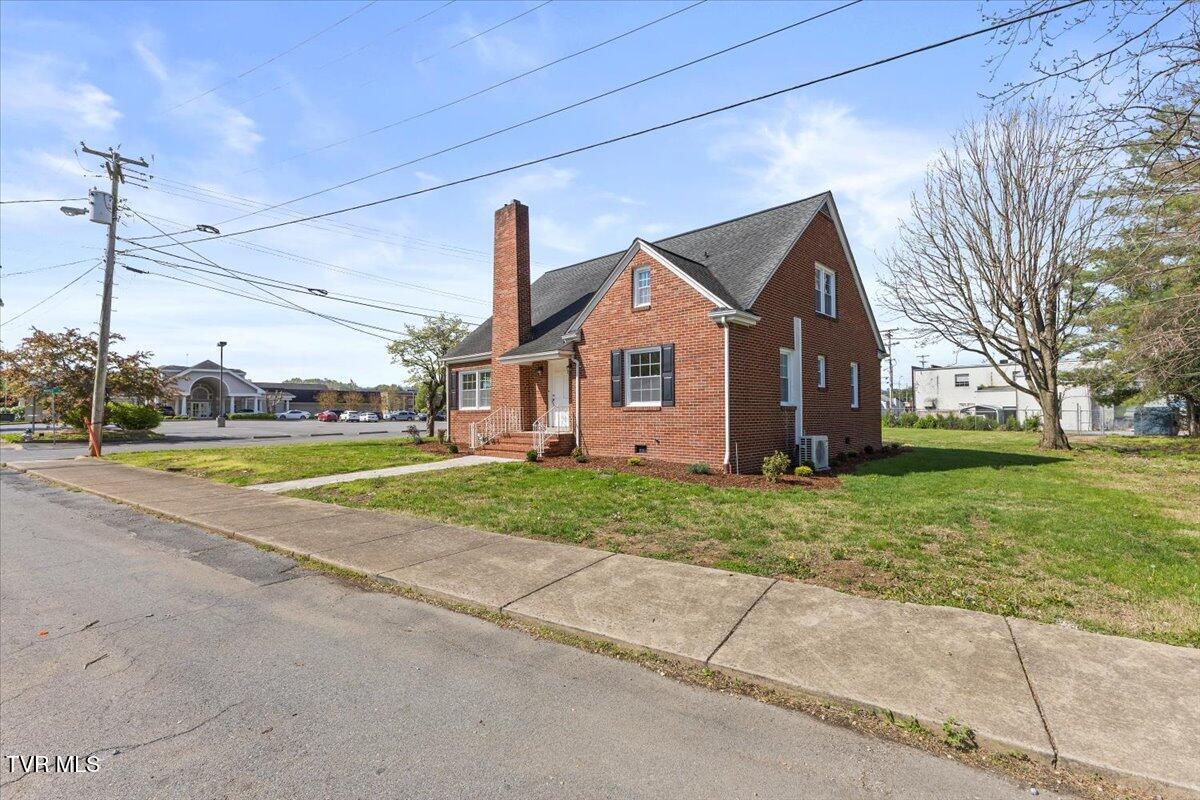 223 North Riverside Drive Elizabethton, TN 37643 - Photo 11 of 42 06-128A2576