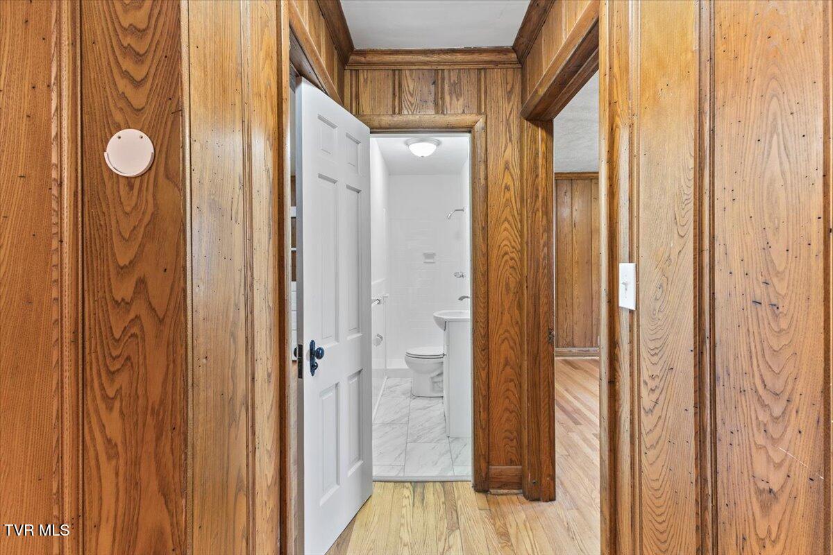 223 North Riverside Drive Elizabethton, TN 37643 - Photo 19 of 42 25-128A2642