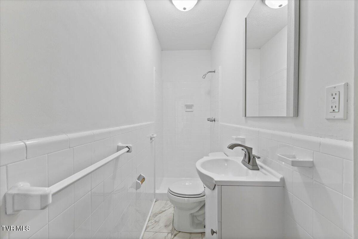 223 North Riverside Drive Elizabethton, TN 37643 - Photo 21 of 42 28-128A2653
