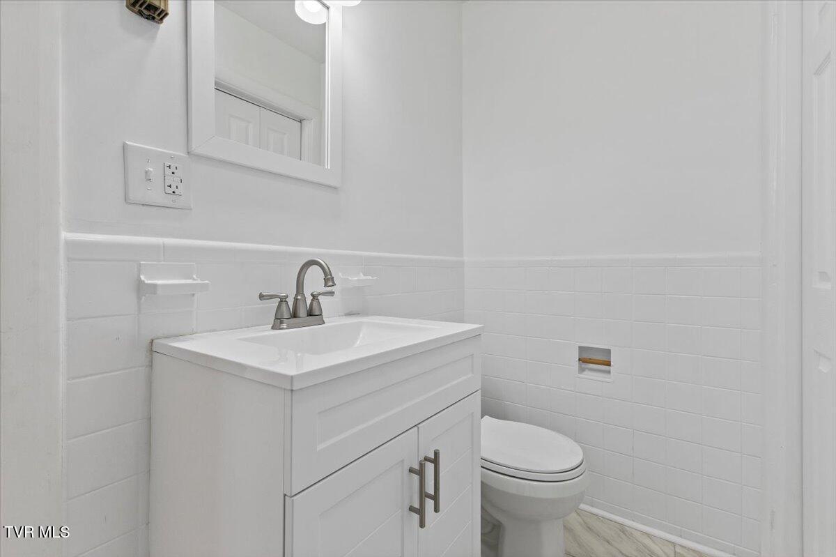223 North Riverside Drive Elizabethton, TN 37643 - Photo 24 of 42 24-128A2639