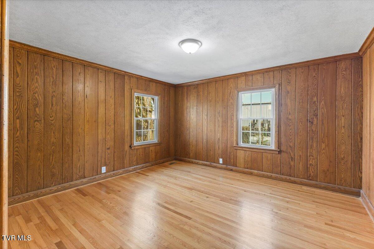 223 North Riverside Drive Elizabethton, TN 37643 - Photo 26 of 42 26-128A2645
