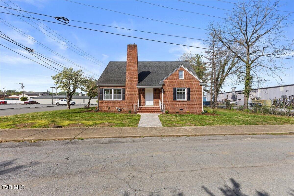 223 North Riverside Drive Elizabethton, TN 37643 - Photo 3 of 42 04-128A2570