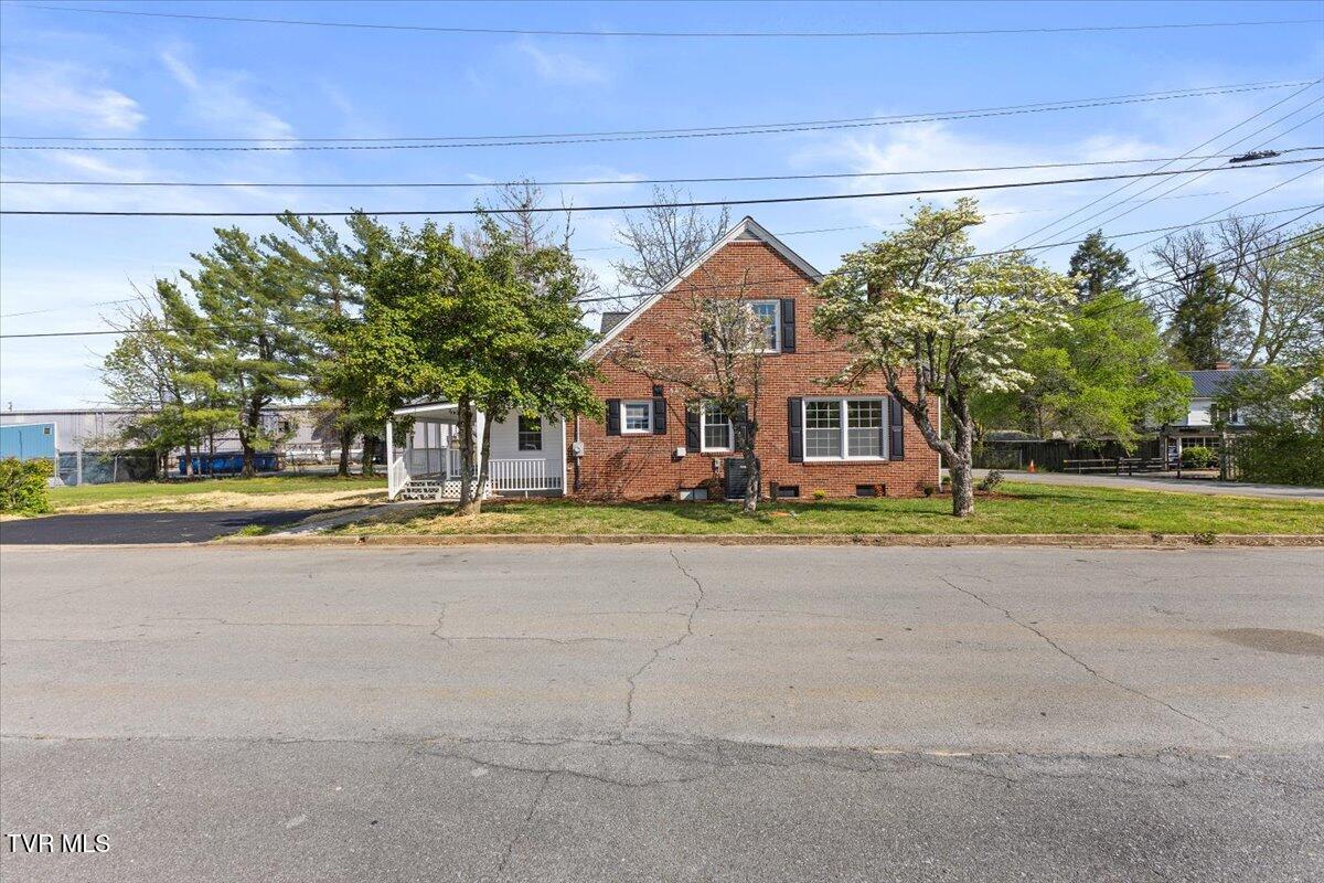 223 North Riverside Drive Elizabethton, TN 37643 - Photo 4 of 42 02-128A2564