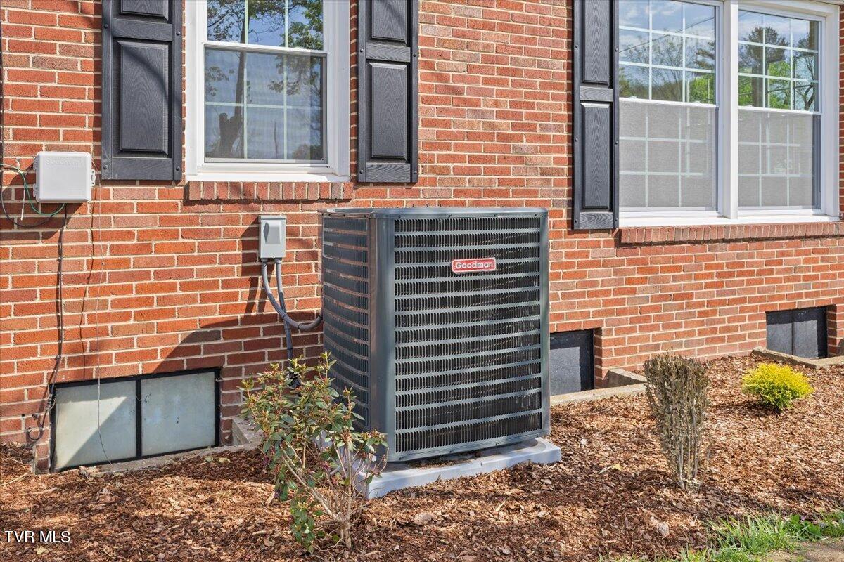 223 North Riverside Drive Elizabethton, TN 37643 - Photo 5 of 42 10-128A2588