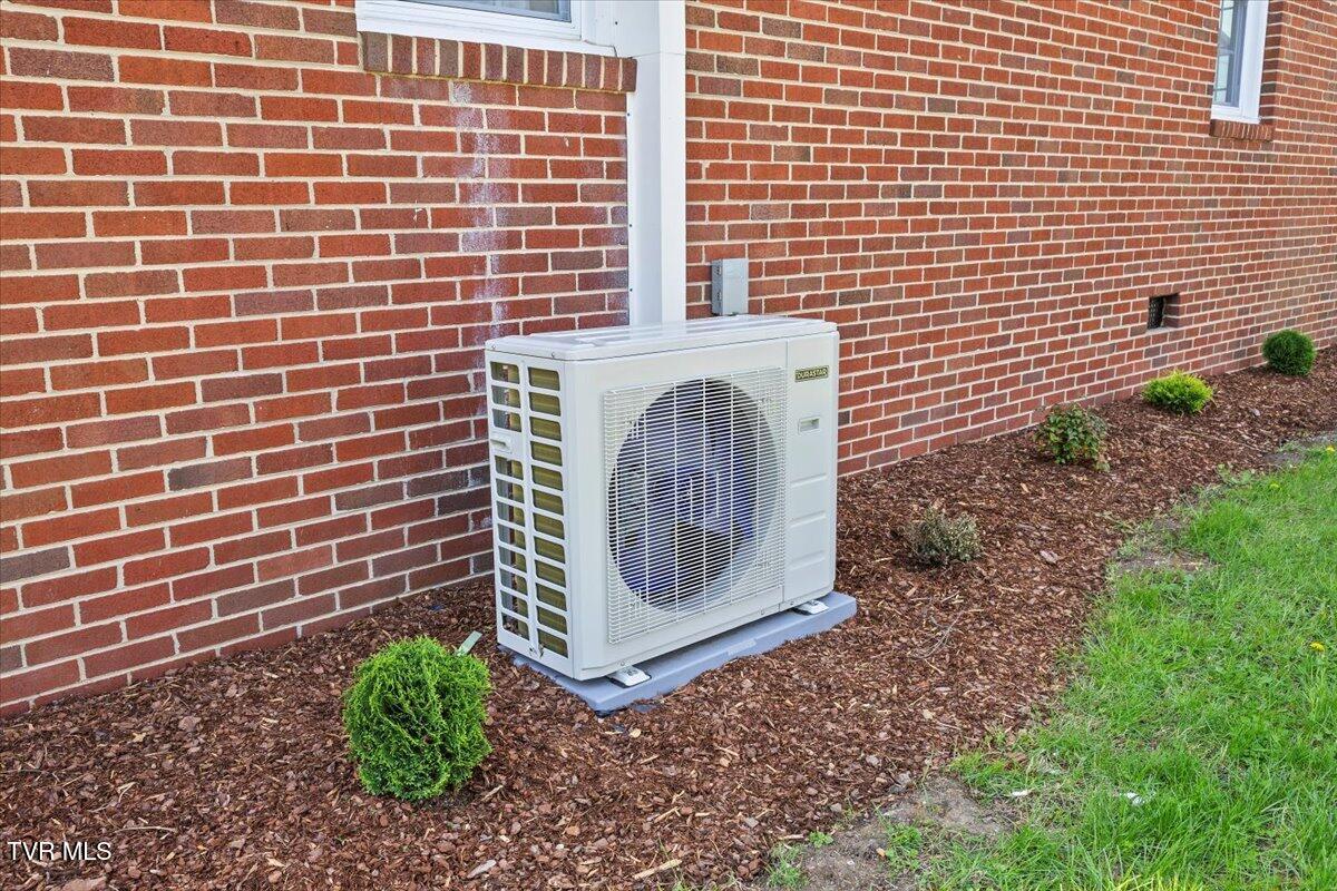 223 North Riverside Drive Elizabethton, TN 37643 - Photo 6 of 42 07-128A2579