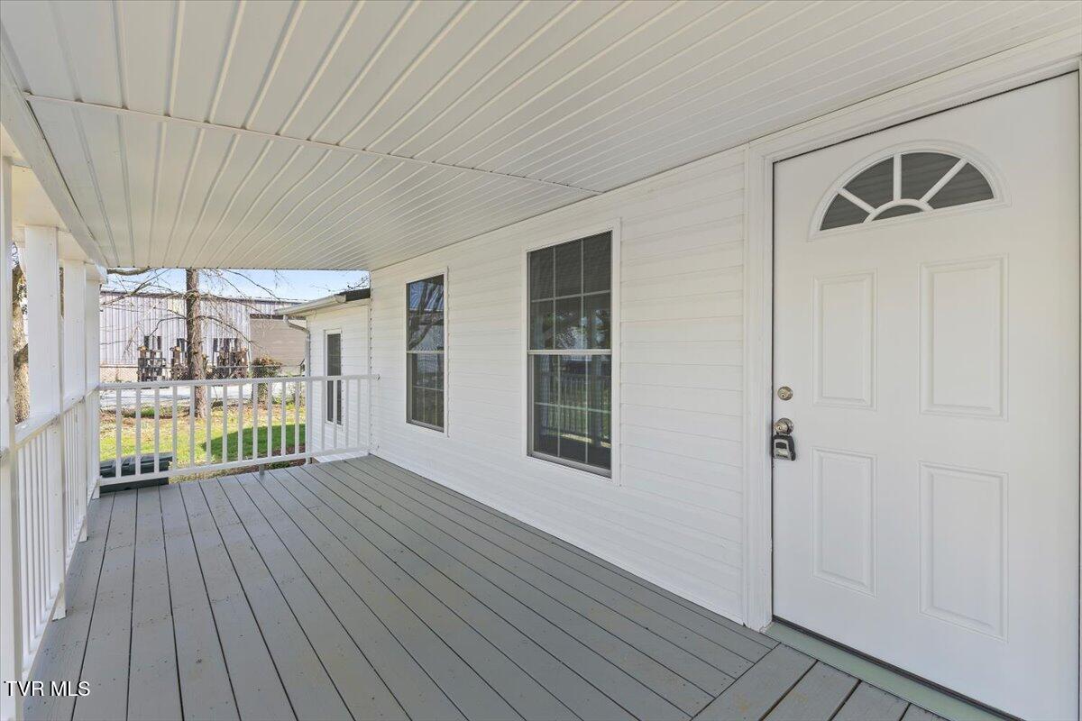 223 North Riverside Drive Elizabethton, TN 37643 - Photo 8 of 42 11-128A2591