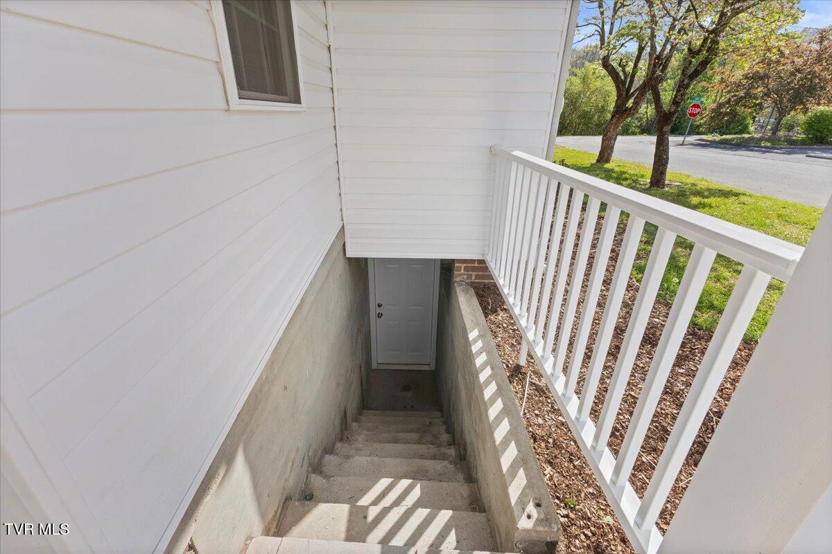 223 North Riverside Drive Elizabethton, TN 37643 - Photo 9 of 42 46-128A2711