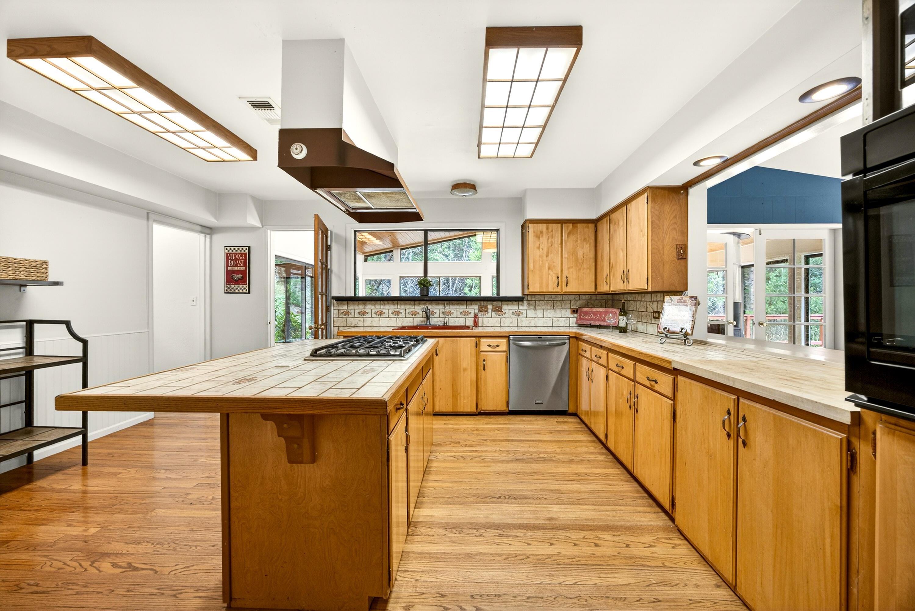 2922 Anderson Creek Road Talent, OR 97540 - Photo 11 of 37 Spacious kitchen.