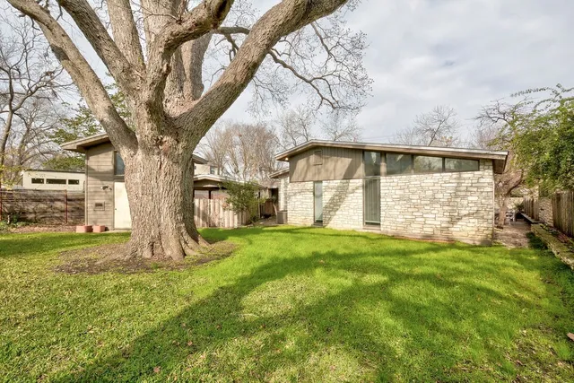 a view of a back yard of the house