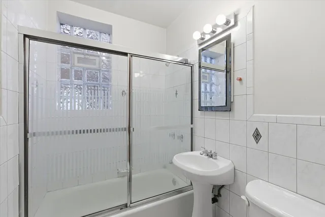 $1,200 | 4518 North Sheridan Road, Unit 1C, Chicago, IL 60640