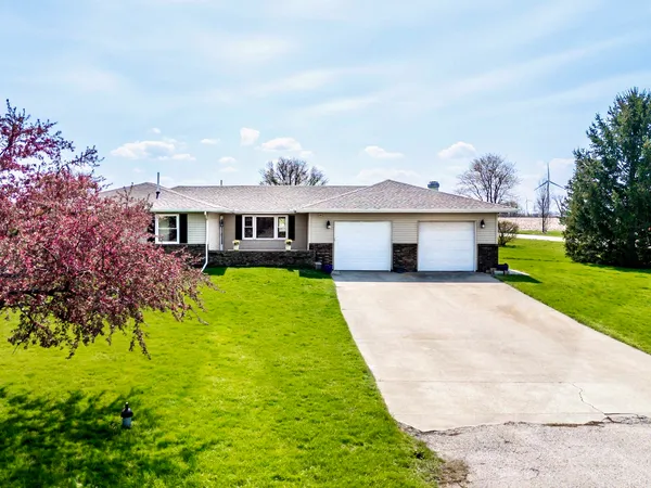 $465,000 | 13015 West Franklin Street, Hudson, IL 61748