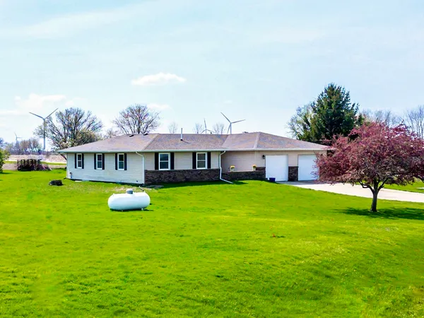 $465,000 | 13015 West Franklin Street, Hudson, IL 61748