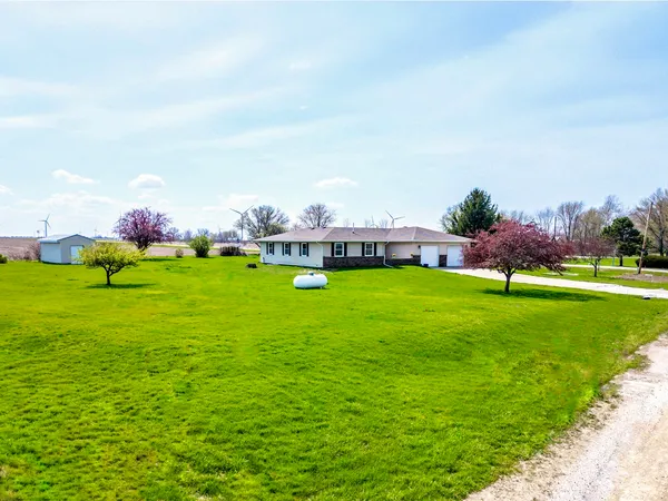 $465,000 | 13015 West Franklin Street, Hudson, IL 61748