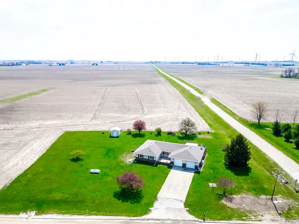 $465,000 | 13015 West Franklin Street, Hudson, IL 61748
