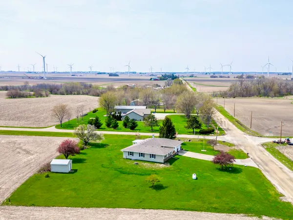 $465,000 | 13015 West Franklin Street, Hudson, IL 61748