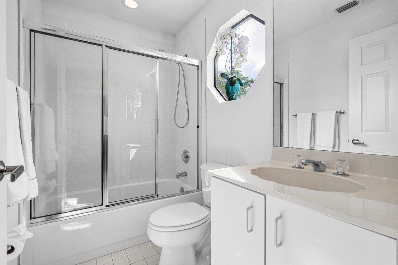 17099 Ryton Lane Boca Raton, FL 33496 - Photo 21 of 76 Jack & Jill Bathroom