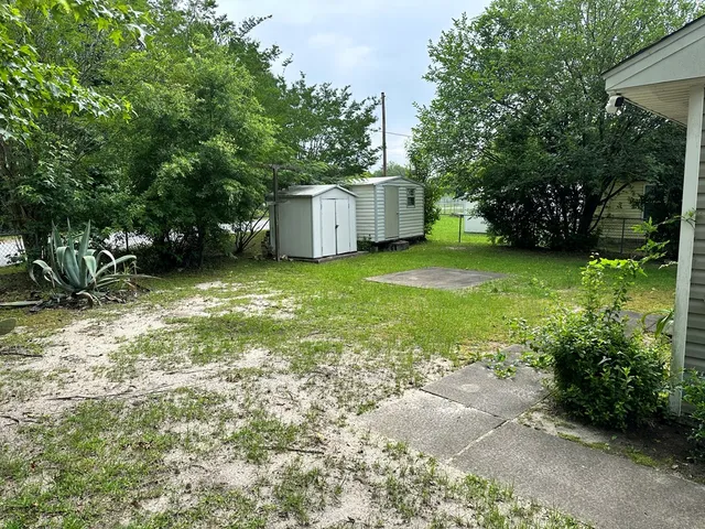 a view of a back yard