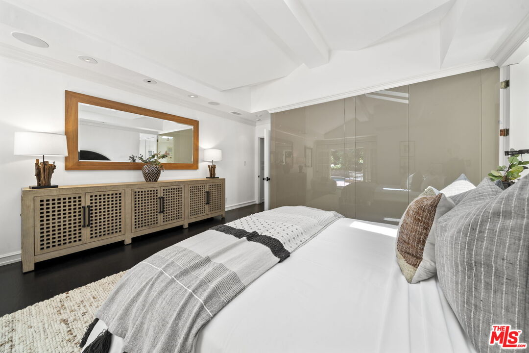 3 Latimer Road Santa Monica, CA 90402 - Photo 14 of 35 a bedroom with a bed and a window