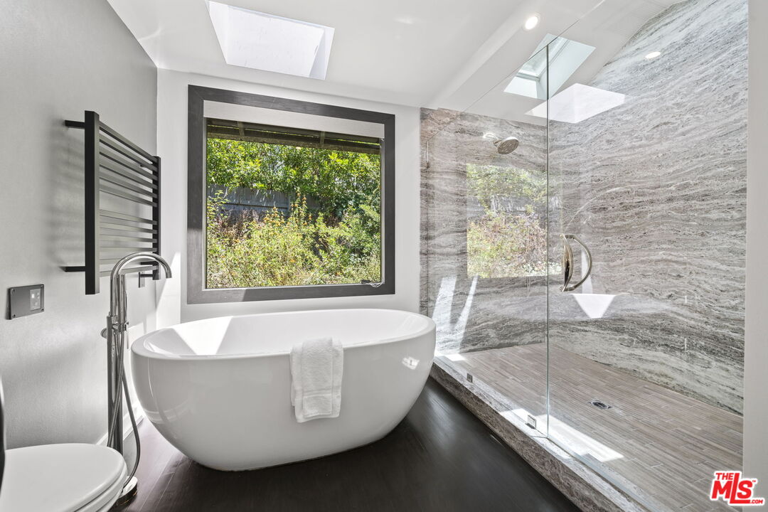 3 Latimer Road Santa Monica, CA 90402 - Photo 16 of 35 a bath tub sitting next to a window