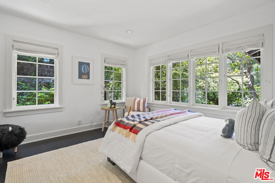 3 Latimer Road Santa Monica, CA 90402 - Photo 25 of 35 a bedroom with a bed and a window