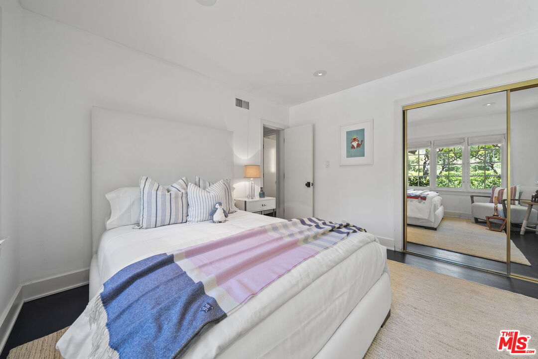 3 Latimer Road Santa Monica, CA 90402 - Photo 26 of 35 a bedroom with a bed and a couch