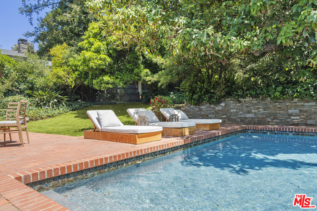 3 Latimer Road Santa Monica, CA 90402 - Photo 32 of 35 a view of a backyard with swimming pool