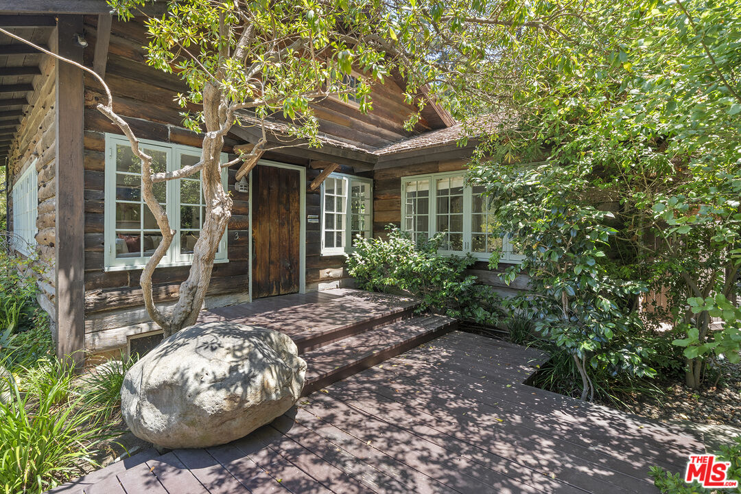 3 Latimer Road Santa Monica, CA 90402 - Photo 33 of 35 a front view of a house with garden