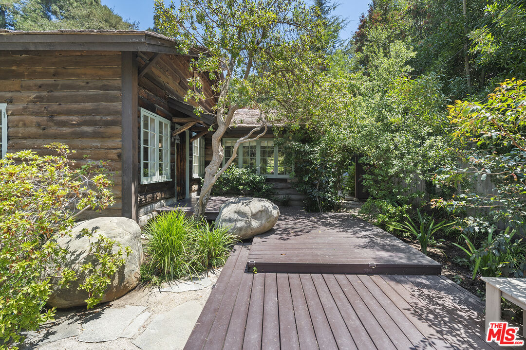 3 Latimer Road Santa Monica, CA 90402 - Photo 34 of 35 a view of a pathway with a tree