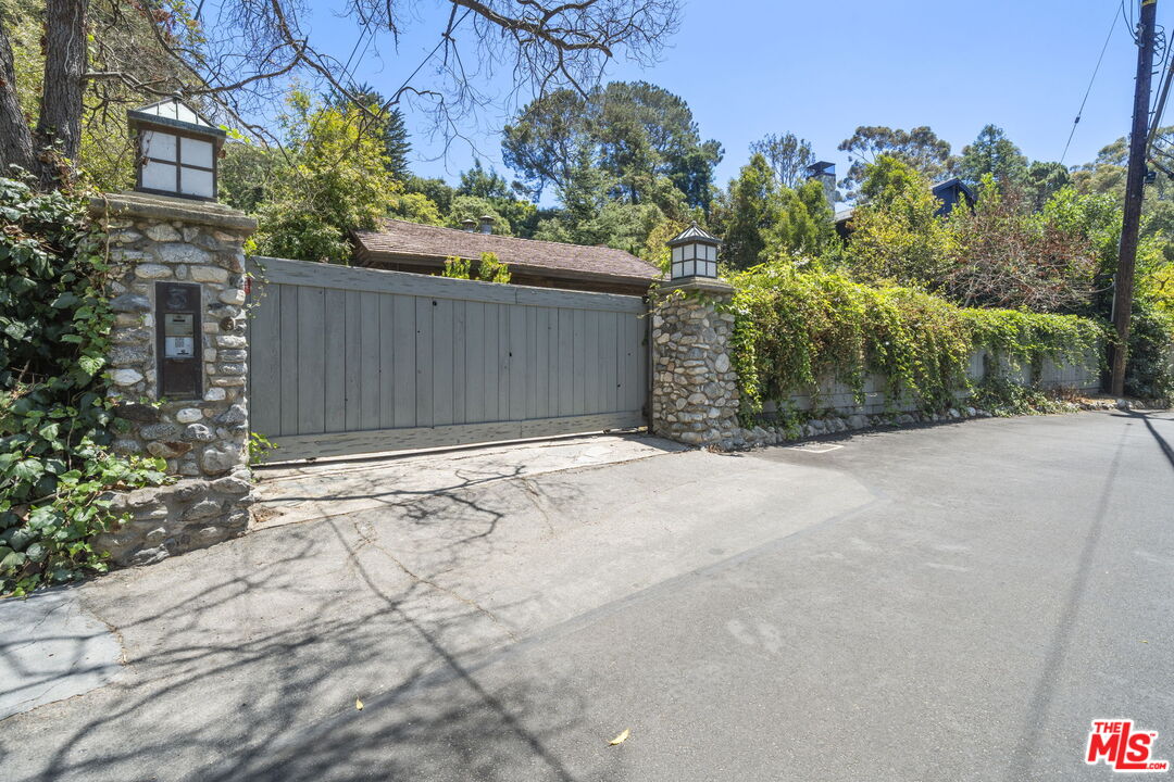 3 Latimer Road Santa Monica, CA 90402 - Photo 35 of 35 a view of a backyard of a house