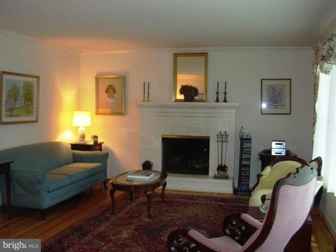 812 Stoneleigh Road Baltimore, MD 21212 - Photo 3 of 21 Living Room