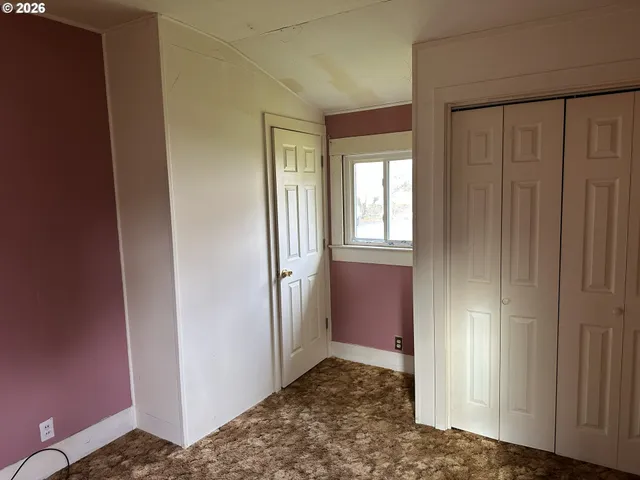 a view of livingroom with furniture