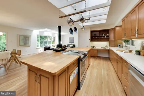 $1,050,000 | 4 Orchard Way North, Rockville, MD 20854