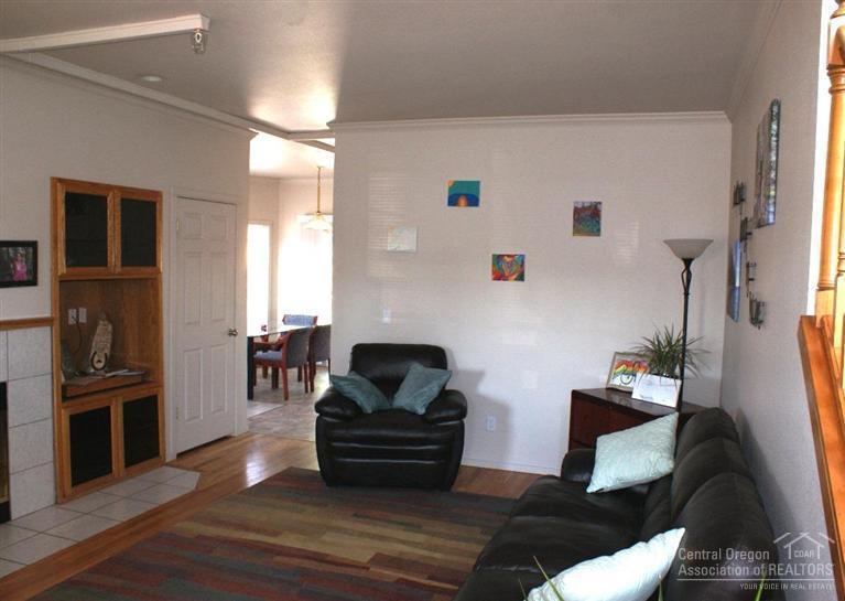 2120 Northeast Bear Creek Road Bend, OR 97701 - Photo 4 of 20 Living room