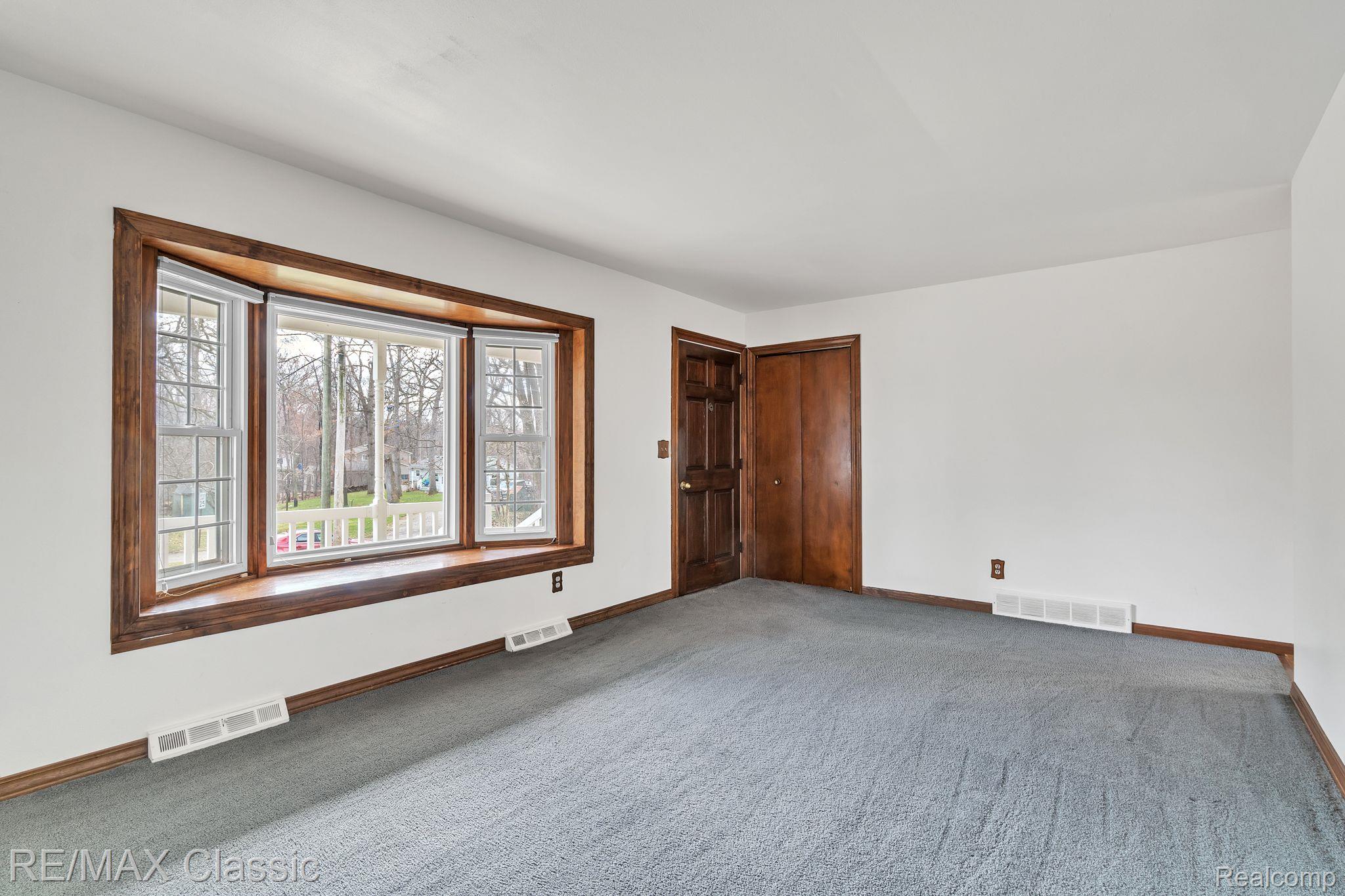 4390 Highfield Road Waterford, MI 48329 - Photo 5 of 38 Gallery Image 5