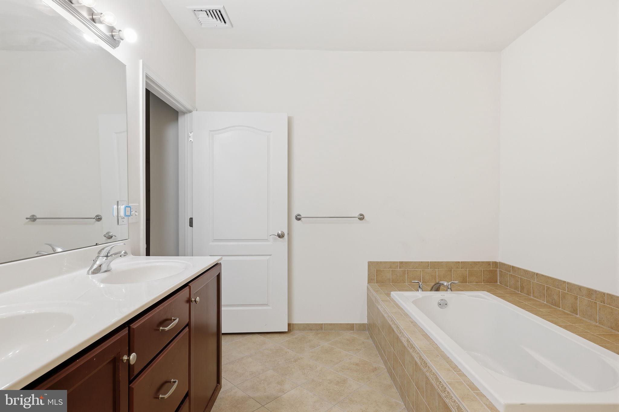 556 Carson Terrace Huntingdon Valley, PA 19006 - Photo 17 of 42 a bathroom with a tub sink and mirror