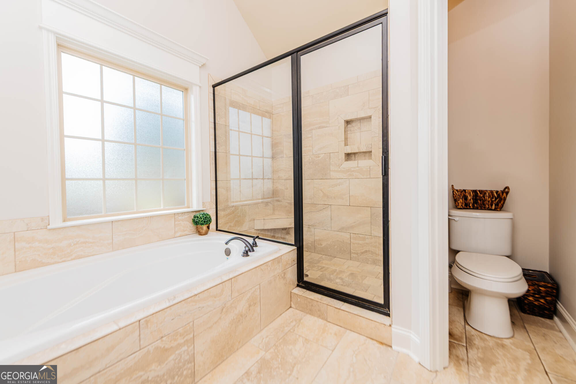 112 Bainbridge Lane Perry, GA 31069 - Photo 20 of 34 a spacious bathroom with a bathtub and toilet