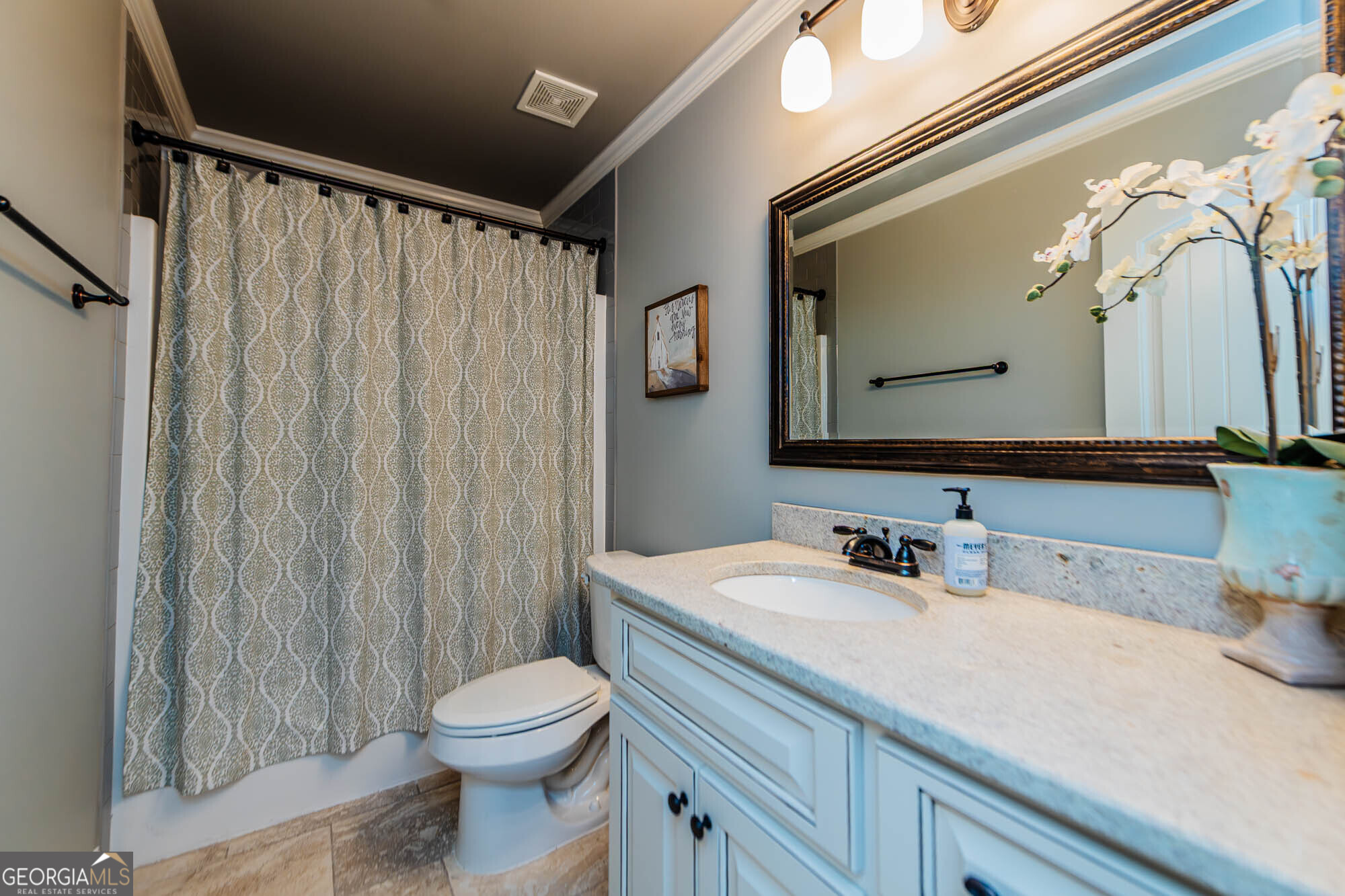 112 Bainbridge Lane Perry, GA 31069 - Photo 32 of 34 a bathroom with a toilet a sink and a mirror