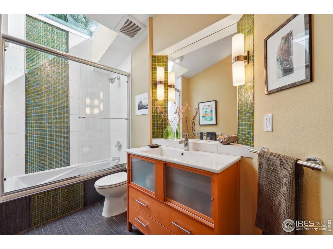 5055 Sugarloaf Road Boulder, CO 80302 - Photo 29 of 40 a bathroom with a sink a toilet and shower