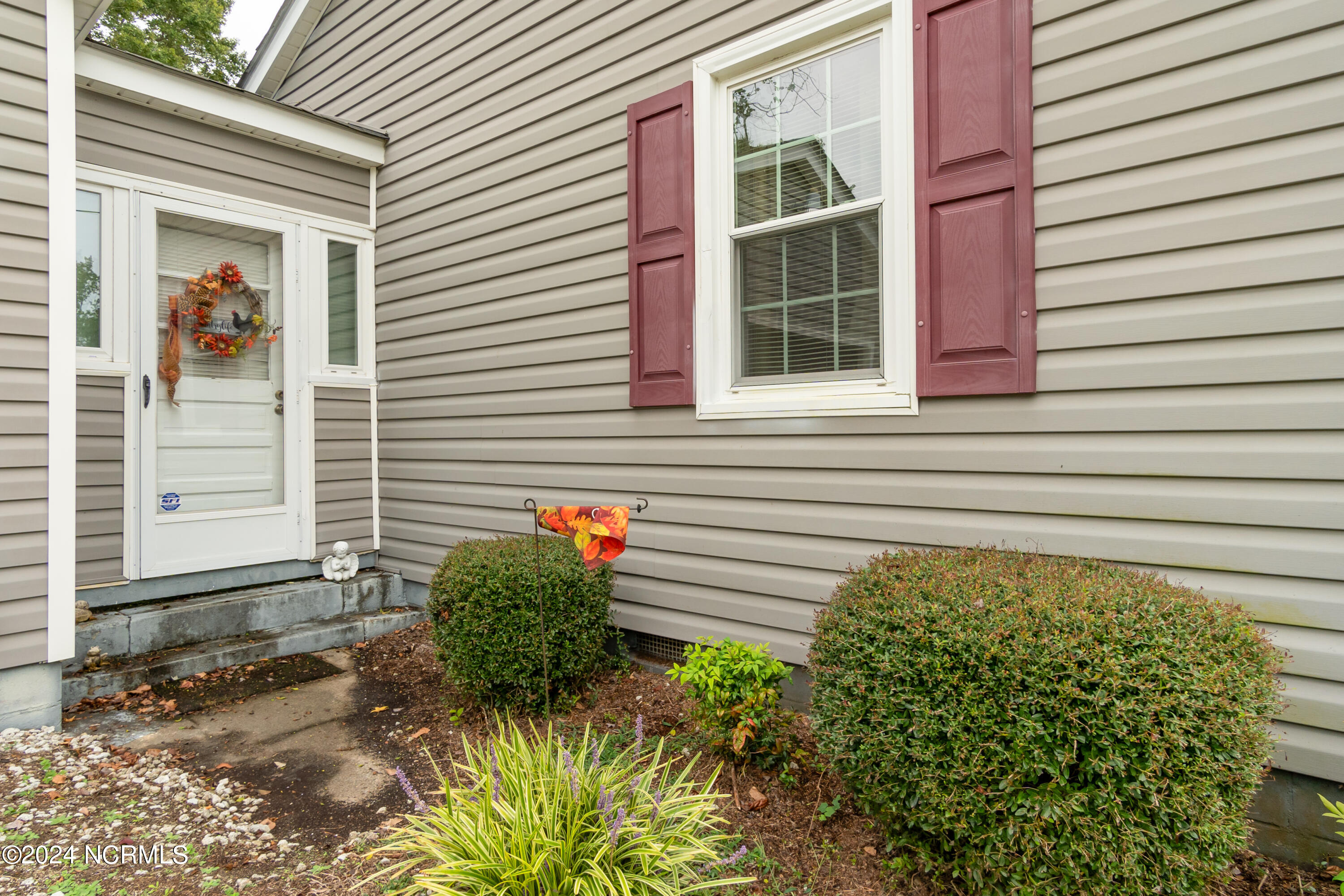 168 Collier-Loftin Road Kinston, NC 28504 - Photo 5 of 34 168 Collier Loftin-114