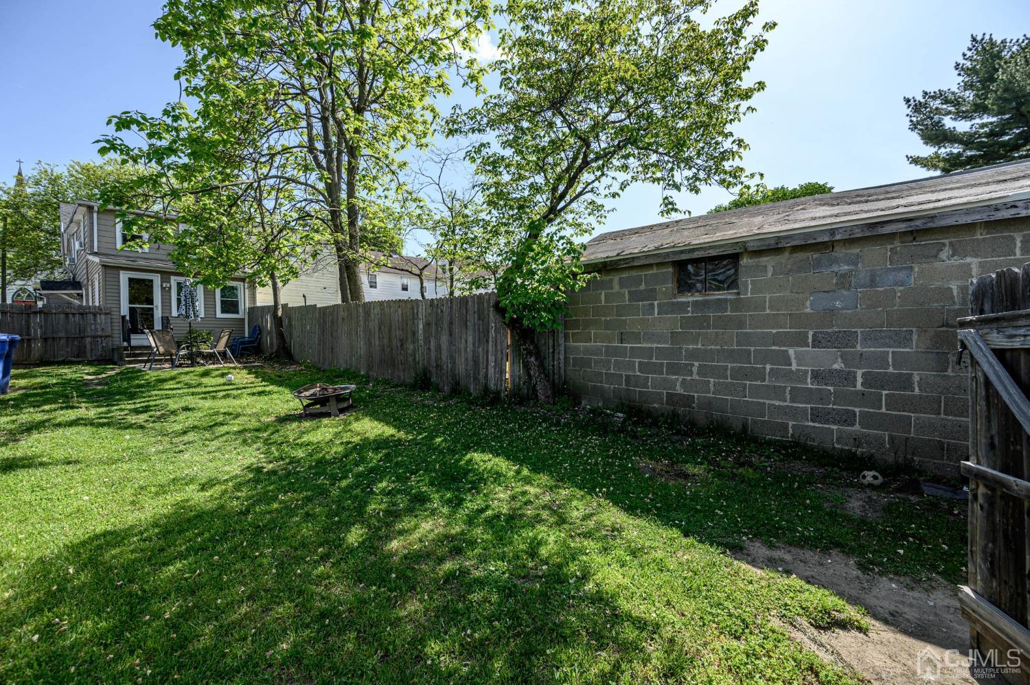 245 Washington Street Mount Holly, NJ 08060 - Photo 24 of 25 a backyard of a house with lots of green space