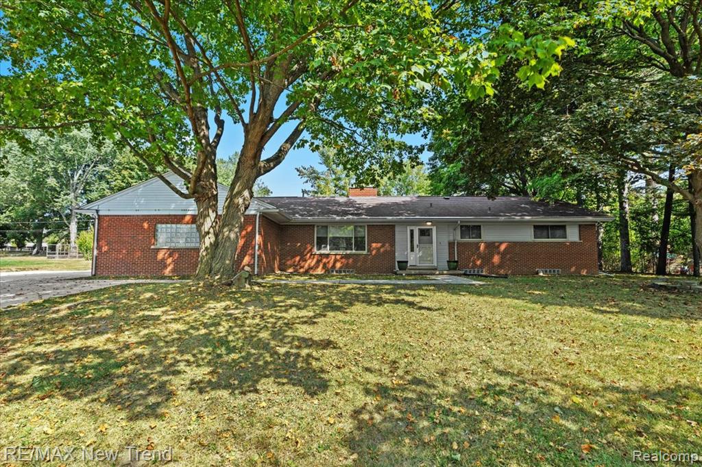 33266 Raphael Road Farmington Hills, MI 48336 - Photo 1 of 36